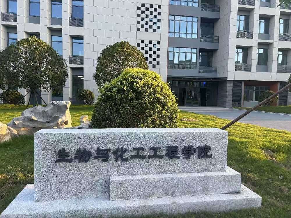 定兴县扬州职业大学体育场高杆灯项目